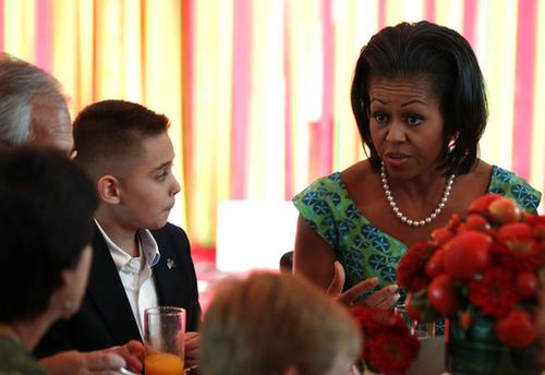 对抗肥胖 米歇尔在白宫举行首届“儿童厨师国宴”
