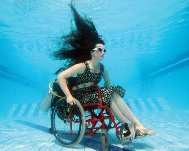英国残疾艺术家水下创意表演 乘坐改装轮椅向残奥会致敬
