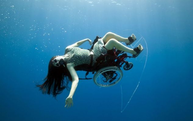 英国残疾艺术家水下创意表演 乘坐改装轮椅向残奥会致敬