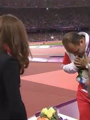 残奥会领奖小风波 伊朗运动员拒绝与凯特王妃握手