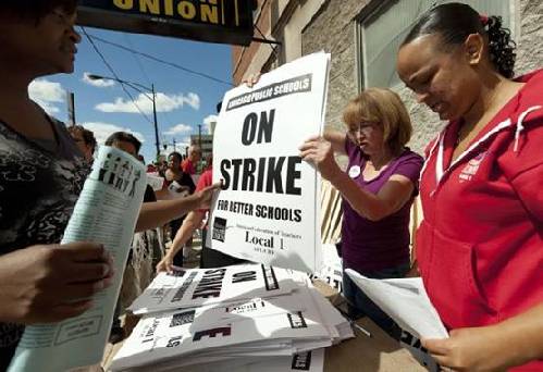 评估、保障问题谈不拢 芝加哥教师25年来首度罢工