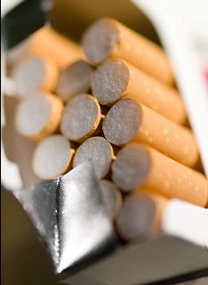 英走私烟泛滥致税收流失 劣质卷烟中含粪便和死苍蝇