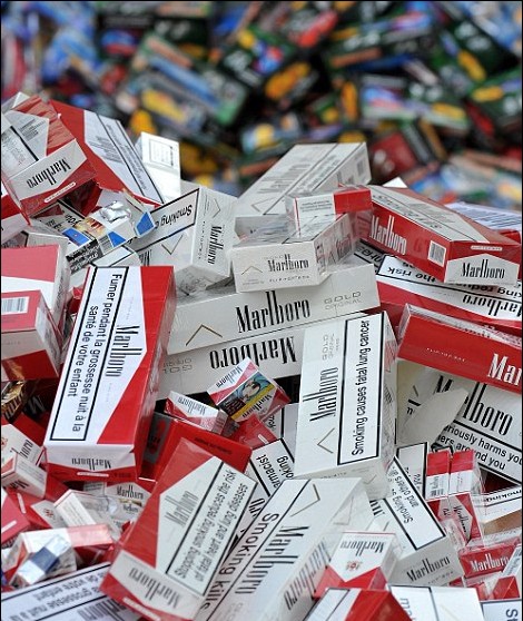 英走私烟泛滥致税收流失 劣质卷烟中含粪便和死苍蝇