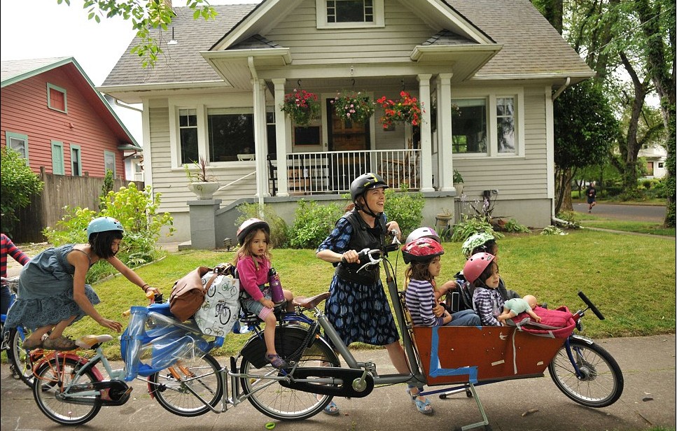 美国“超级妈咪”改装自行车 同时接送6个孩子上下学