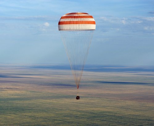 “联盟”号返回舱载三名宇航员在哈萨克斯坦成功着陆