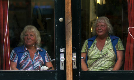 荷兰双胞胎“橱窗女郎”计划出书 妹妹70岁仍在接客