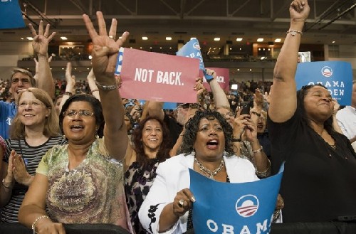 民调显示奥巴马在关键摇摆州领先 女性选民立大功
