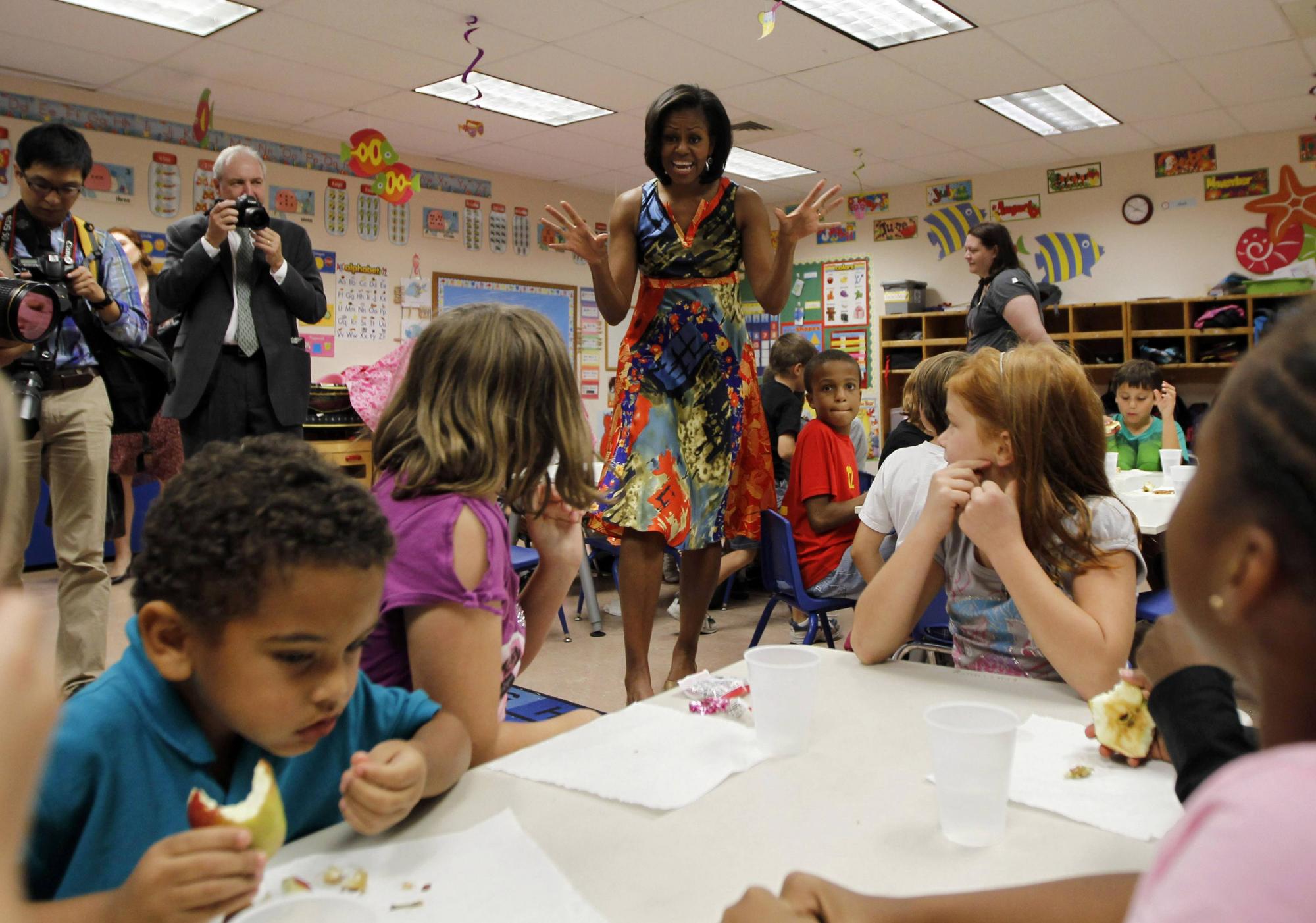 美国中小学健康午餐被指填不饱肚子 “米歇尔新政”惹争议