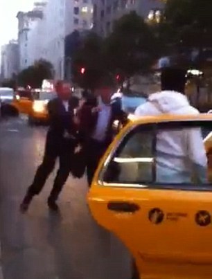 曼哈顿两西装男为抢出租大打出手 视频点击超13万