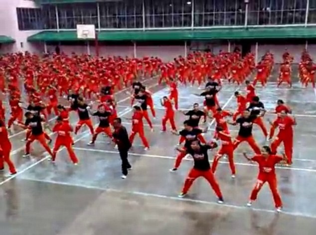 菲律宾千名囚犯模仿韩国神曲“江南Style” 场面壮观