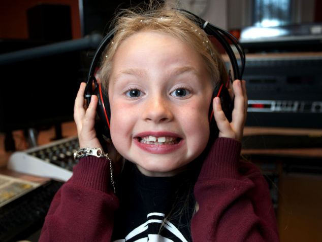 英国6岁女童酷爱打碟混音有天赋 成世界最年轻电台DJ