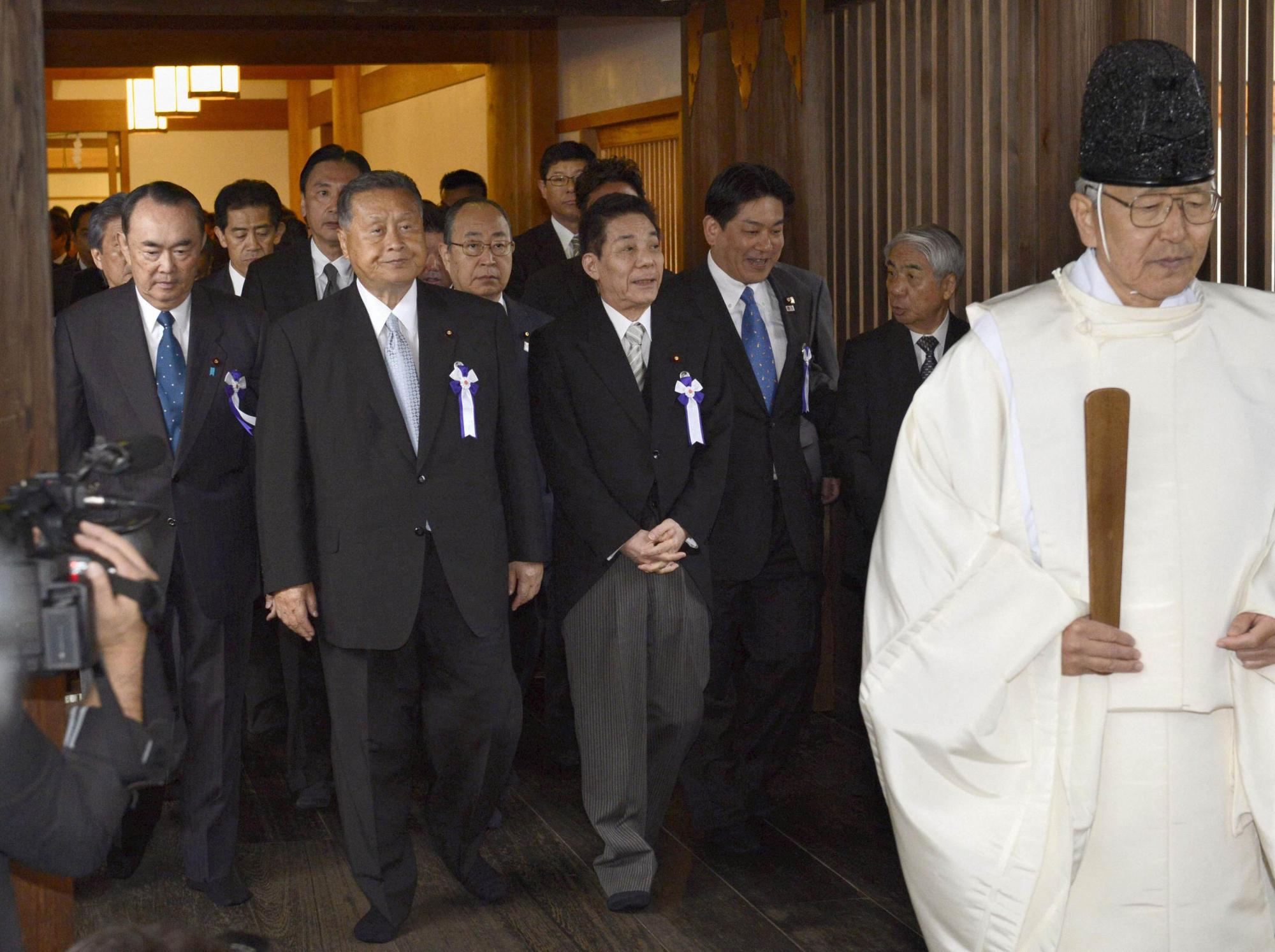 日本67名议员参拜靖国神社 首相深陷内忧外患借酒消愁