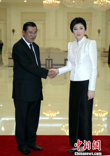 泰国总理英拉亲赴金边吊唁西哈努克 洪森表谢意