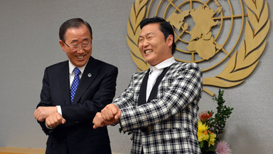 韩国“鸟叔”拜访联合国总部 与潘基文齐跳“骑马舞”