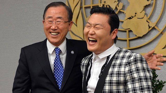 韩国“鸟叔”拜访联合国总部 与潘基文齐跳“骑马舞”