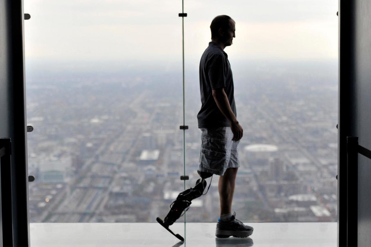 美国男子用意念控制仿生假肢 欲挑战103层大厦