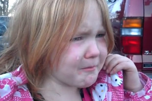 “桑迪”过后纽约市长首度表态支持奥巴马 4岁女童不堪大选宣传痛哭