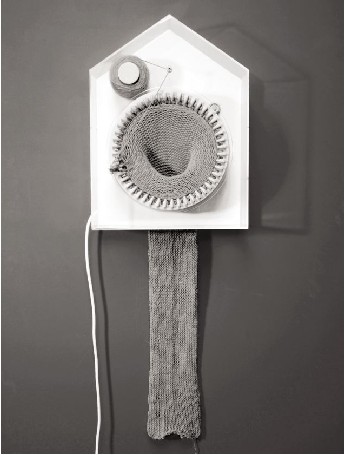 挪威设计师发明神奇时钟 365天可织出2米长围巾