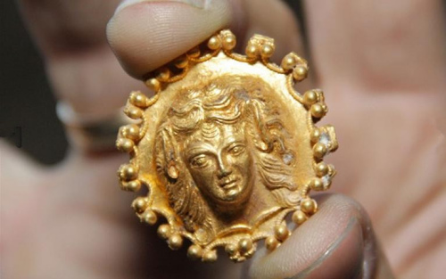 保加利亚发现罕见宝藏 含有大量金银首饰(图)