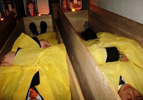 不寒而栗！揭秘韩国的恐怖“模拟葬礼”