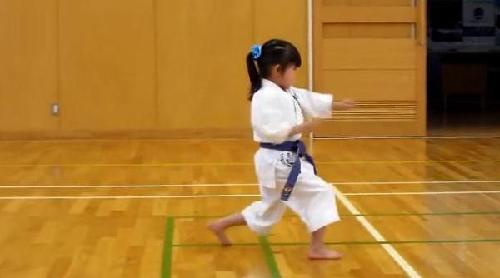 日本5岁萝莉空手道考试视频走红