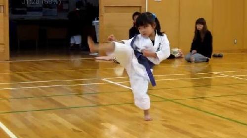 日本5岁萝莉空手道考试视频走红