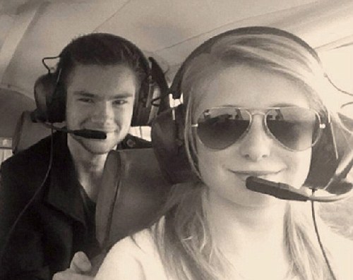英国最年轻飞行员：女孩16岁生日独自驾飞机上天
