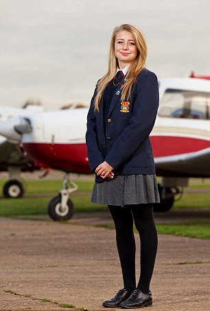 英国最年轻飞行员：女孩16岁生日独自驾飞机上天
