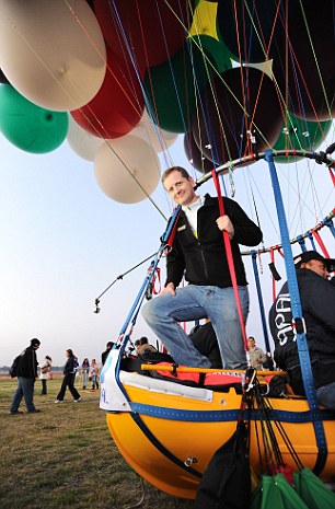 美探险家效仿《飞屋环游记》365只氦气球带其飞越大西洋