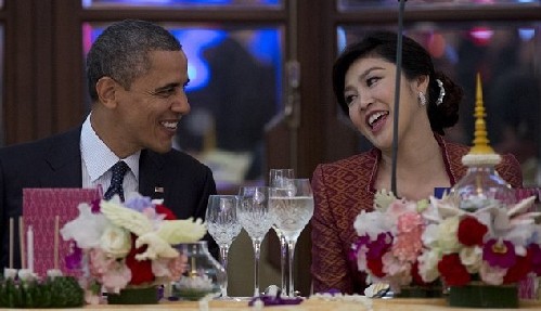 奥巴马与泰国美艳总理亲密“调情” 让人随时受不了