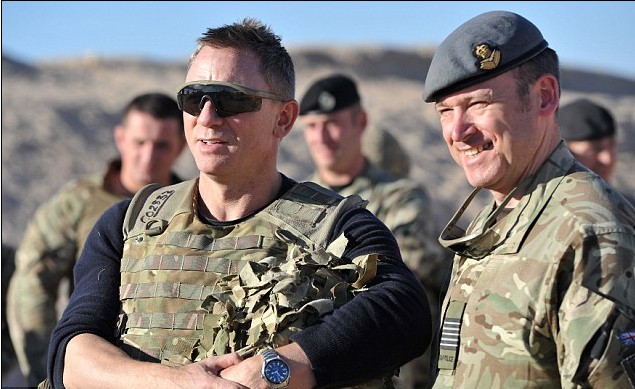 “邦德”现身英军驻阿富汗营地 新影片大受士兵欢迎