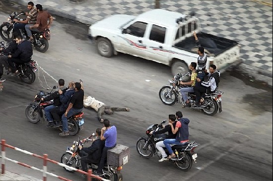 哈马斯处决6名以色列“间谍” 拖行尸体游街示众
