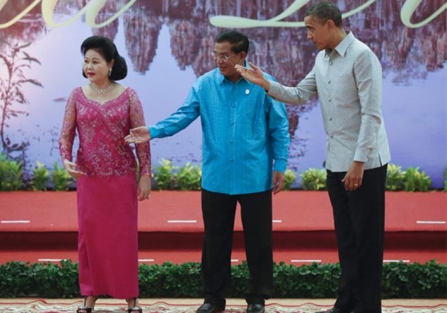 对奥巴马不敬？美媒称柬埔寨首相夫人行礼“留一手”