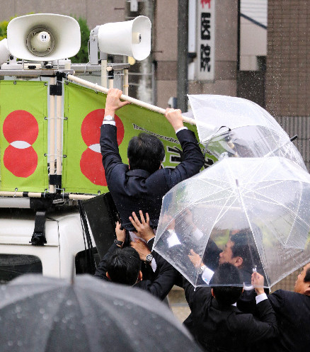 日本民主党支持率持续萎缩 野田街头演讲险些摔下车