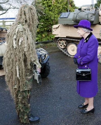 图：英国骑兵队狙击手扮枯木“接驾” 女王茫然困惑