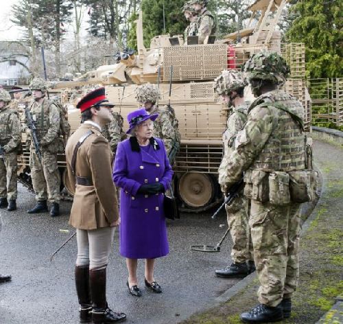 图：英国骑兵队狙击手扮枯木“接驾” 女王茫然困惑