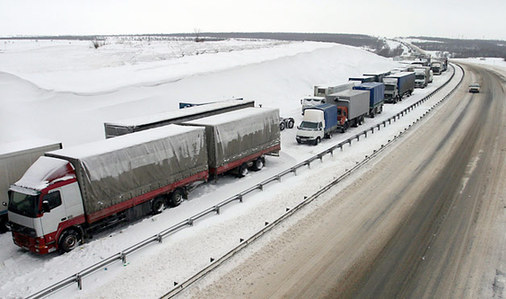 俄高速公路排200公里长龙 浓雾积雪导致大堵车