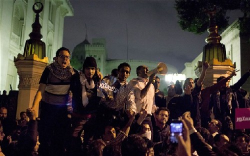 埃及10万抗议者包围总统府 穆尔西从后门逃走