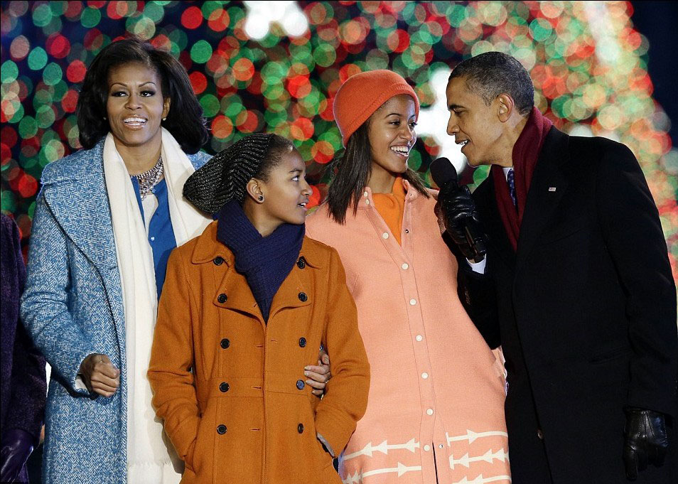 奥巴马参加点亮国会圣诞树仪式 温情献唱圣诞歌曲（图片新闻）