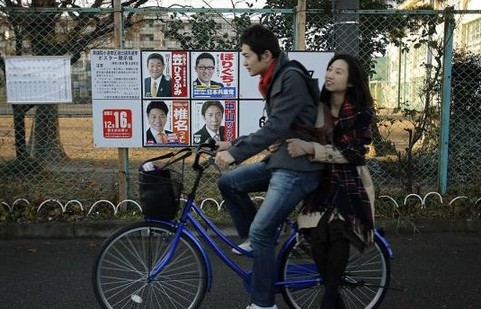 日本公务员视大选为儿戏 投票所接连发生乌龙事件