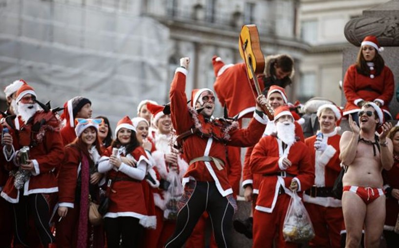 数千圣诞老人齐聚伦敦 提前庆祝节日传递快乐