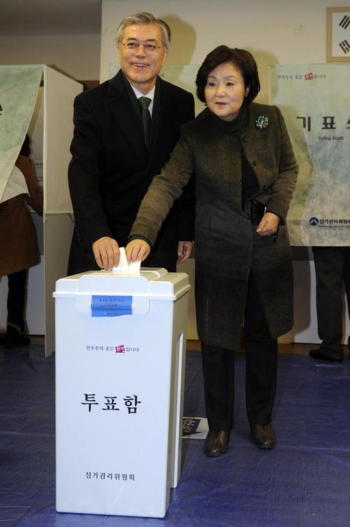 韩国总统大选拉开帷幕 朴槿惠文在寅博弈