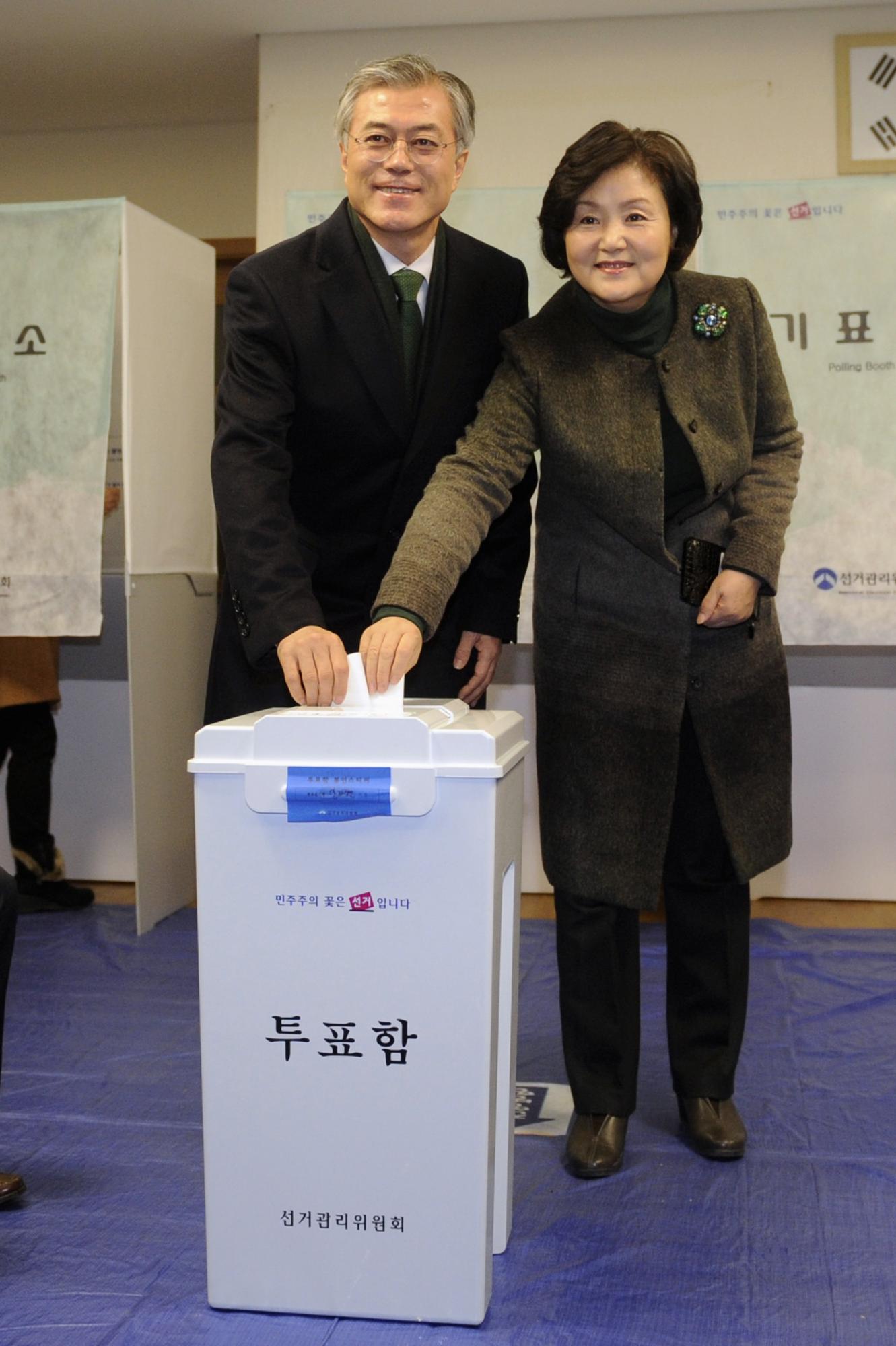 “冰公主”朴槿惠赢得大选 李明博电贺韩国首位女总统