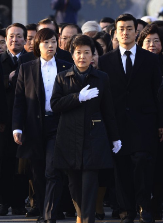 朴槿惠参拜前总统墓地 将会晤中美驻韩大使