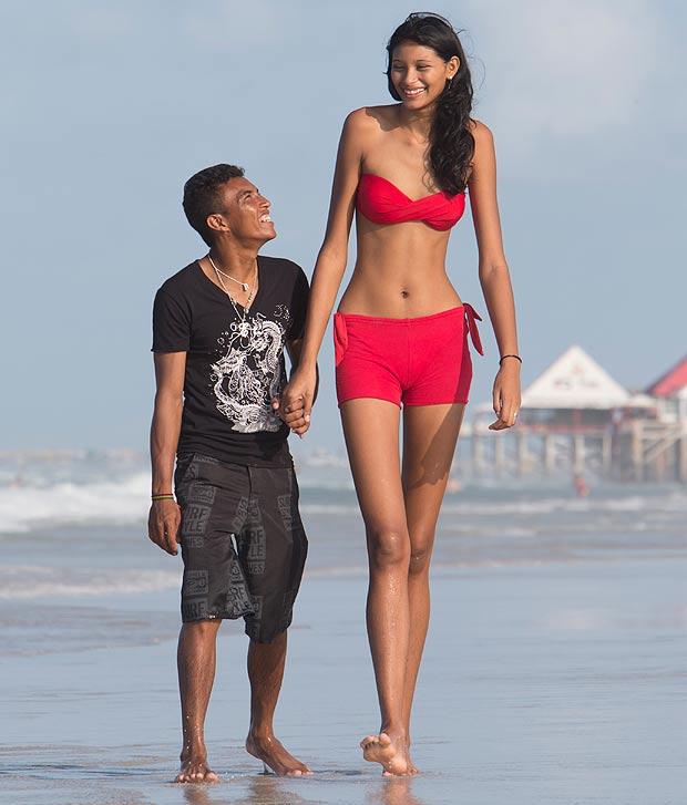身高不是差距！巴西2米嫩模热恋1.6米建筑工