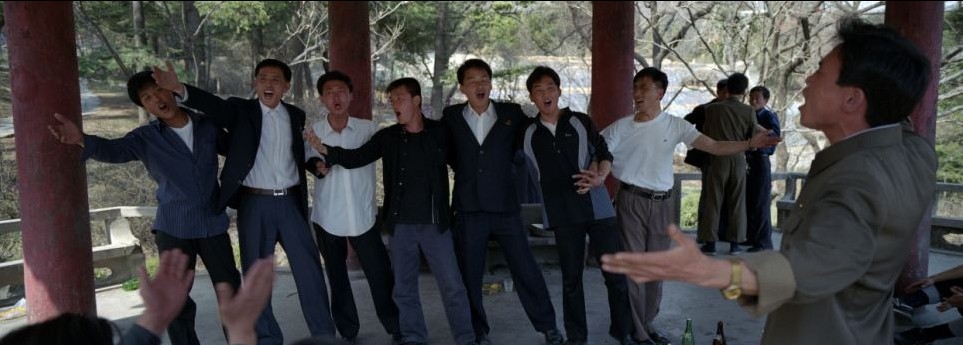 图：山顶公园野餐、海边打羽毛球 美记者揭秘朝鲜普通人生活