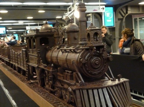 比利时艺术家打造33米长巧克力火车 创世界纪录