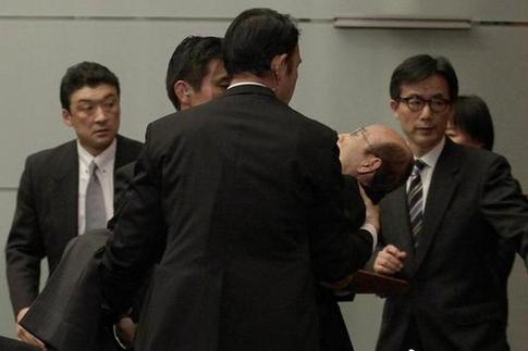 日本新任内阁官房副长官在首相记者会上晕倒