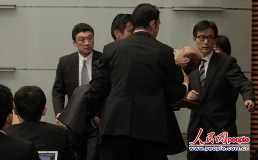 日本新任内阁官房副长官在首相就任记者会上突然晕倒