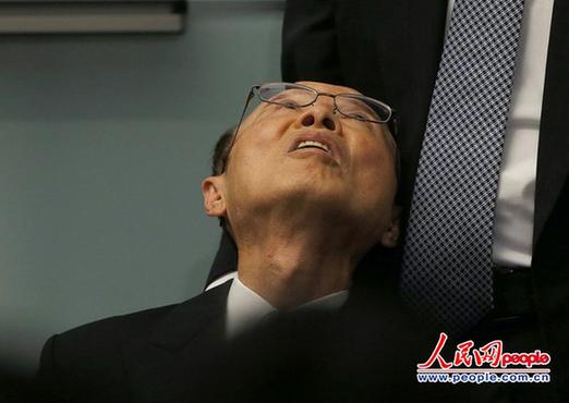 日本新任内阁官房副长官在首相就任记者会上突然晕倒